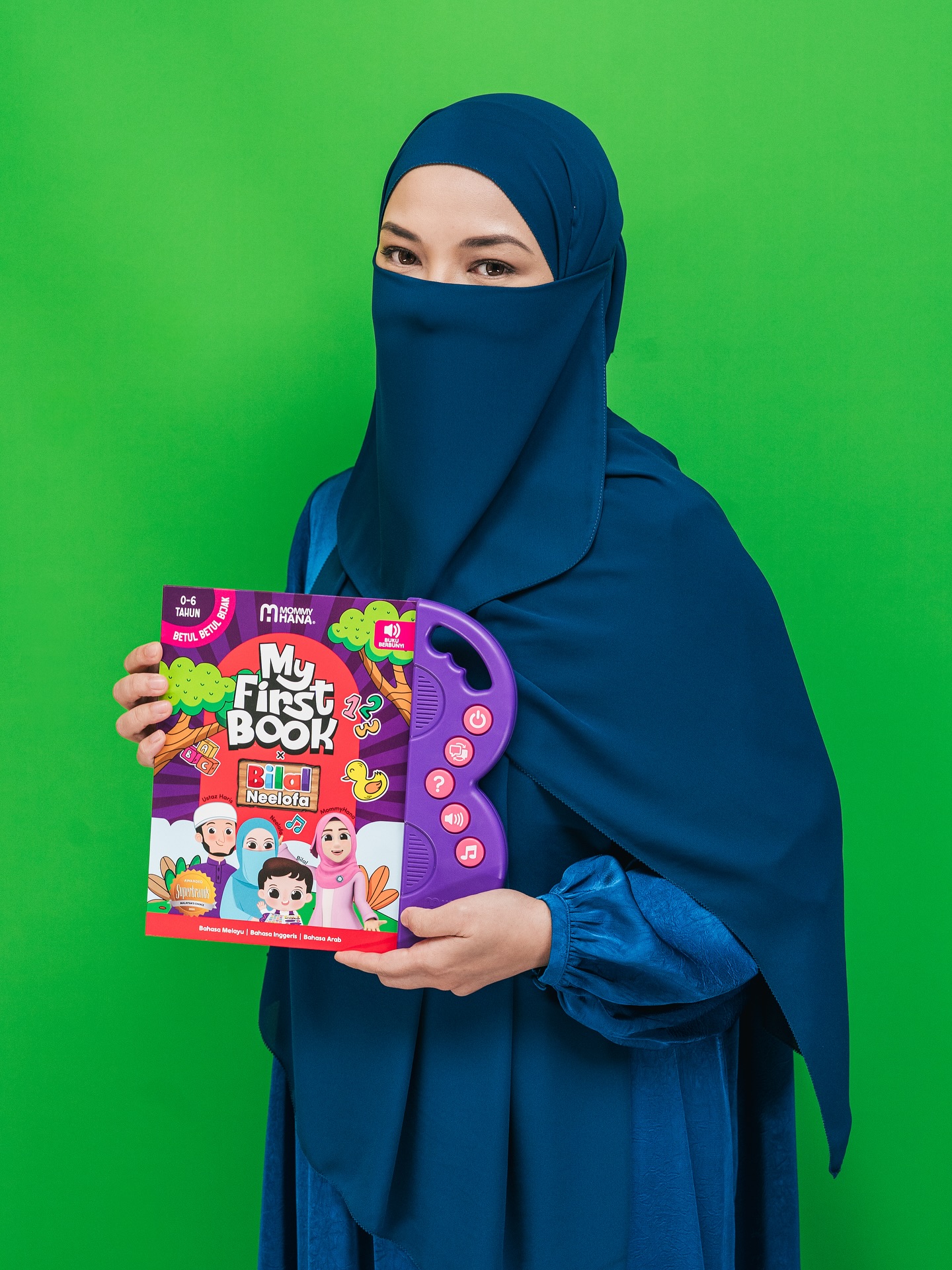 Neelofa memegang My First Book x Bilal Neelofa