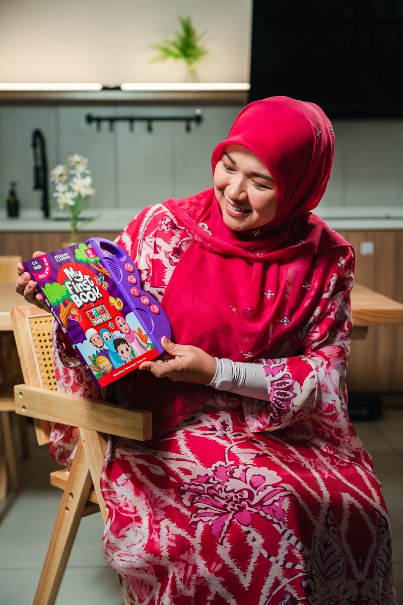 Neelofa bersama My First Book