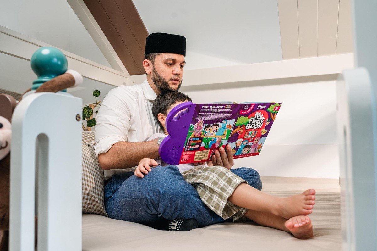 Ayah baca buku bersama anak